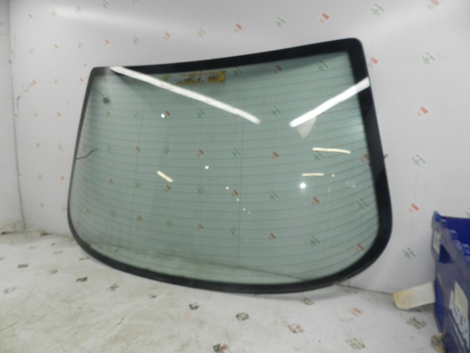 (141) MERCEDES E CLASS SALOON W210. REAR WINDSCREEN GLASS WINDOW