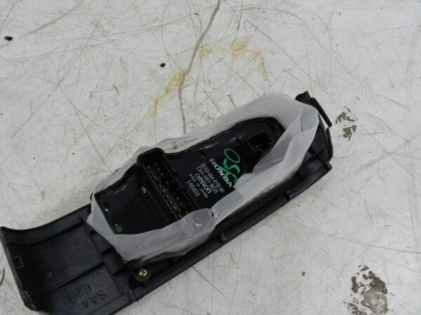 (129) 2005 HONDA JAZZ. DRIVER SIDE FRONT WINDOW SWITCHES - Image 3