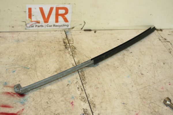 1988 BMW 525 E28. WINDOW DOOR GLASS GUIDE NEAR SIDE REAR - Image 2