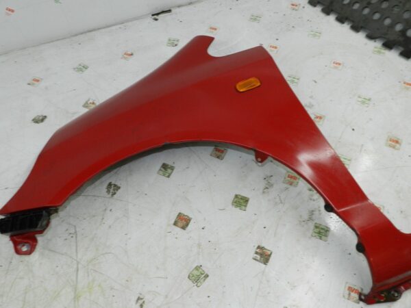 (129) 2005 HONDA JAZZ. PASSENGER SIDE WING IN RED