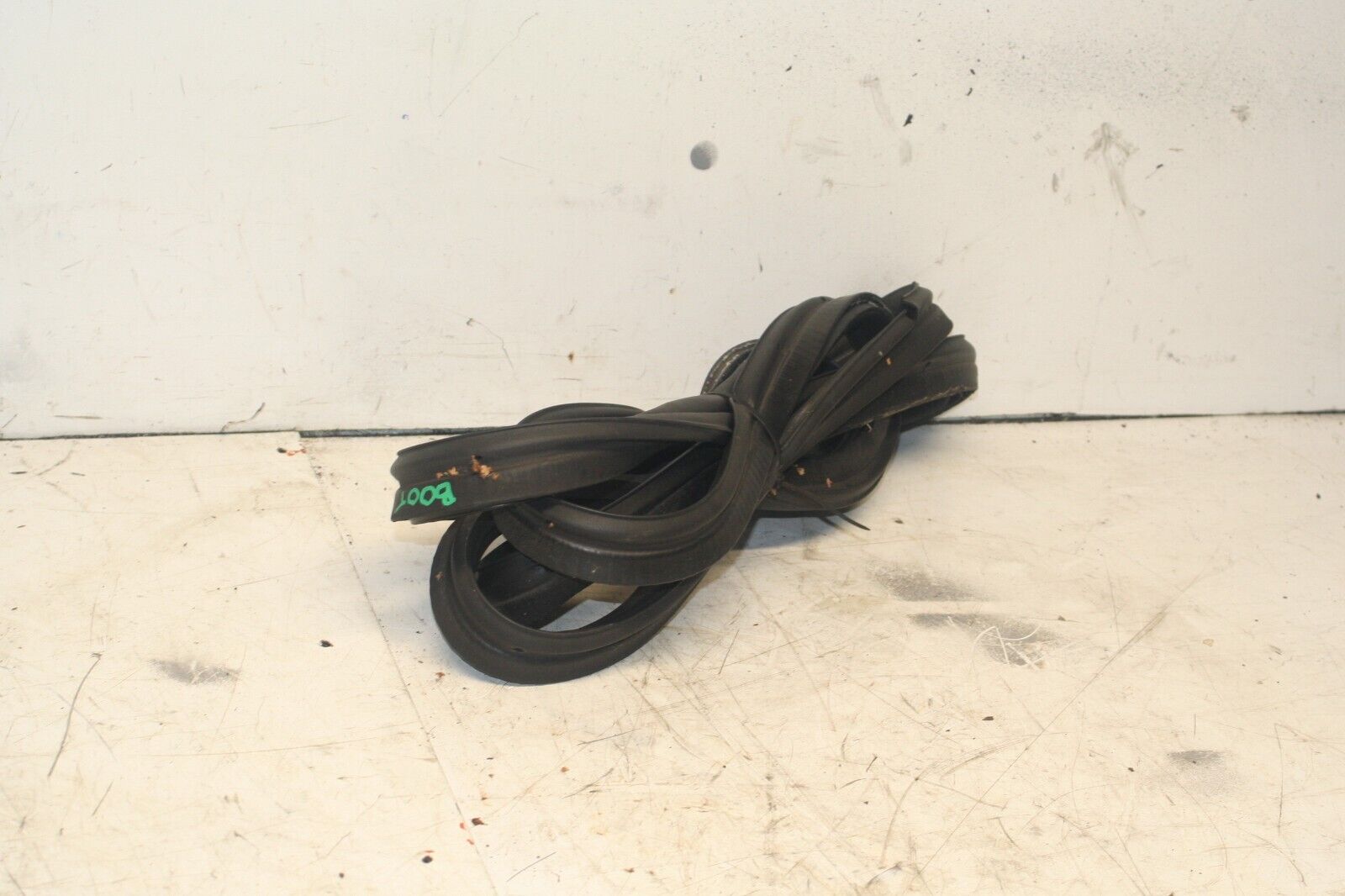 2014 FORD FOCUS MK3. BOOT TAIL GATE RUBBER SEAL