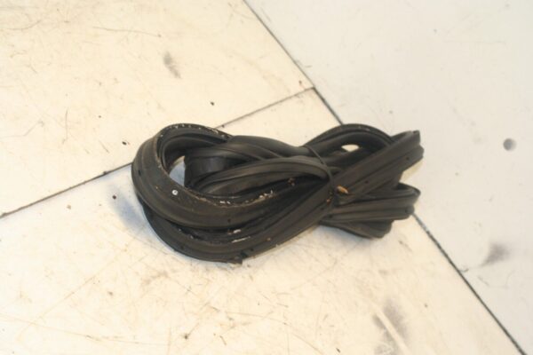 2014 FORD FOCUS MK3. BOOT TAIL GATE RUBBER SEAL - Image 3