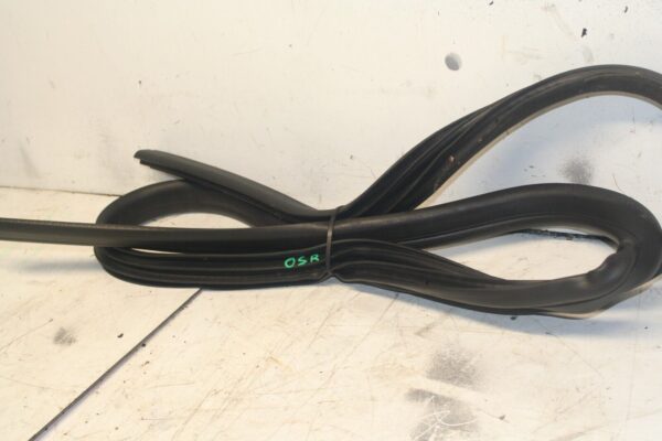 2014 FORD FOCUS MK3. DRIVER SIDE REAR DOOR RUBBER SEAL - Image 2