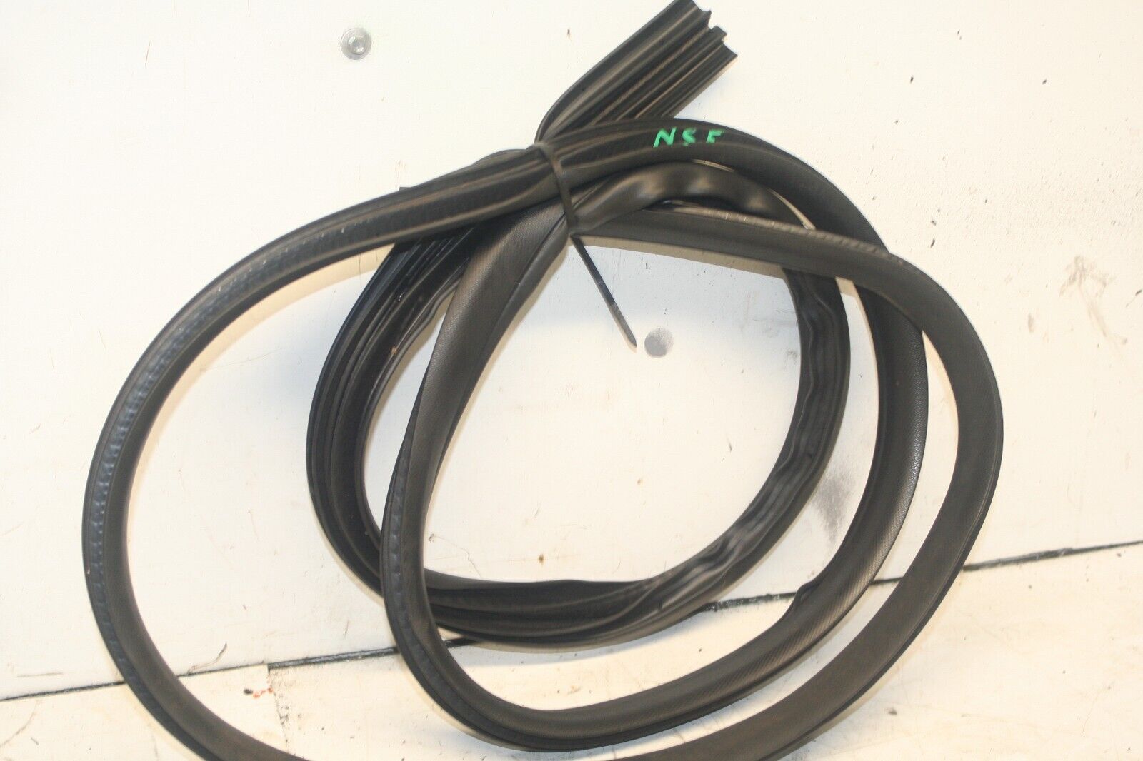 2014 FORD FOCUS MK3. PASSENGER SIDE FRONT DOOR RUBBER SEAL