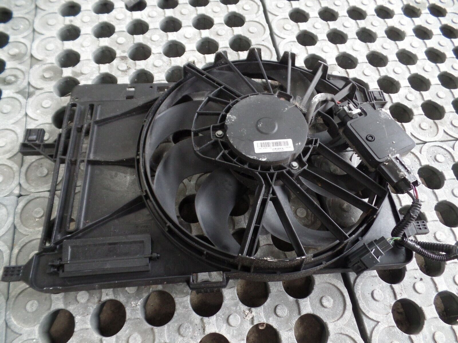 2013 MK3 Ford Focus 1.0 Ecoboost Radiator Cooling Fan + Module cv61-8c607-va - Image 2