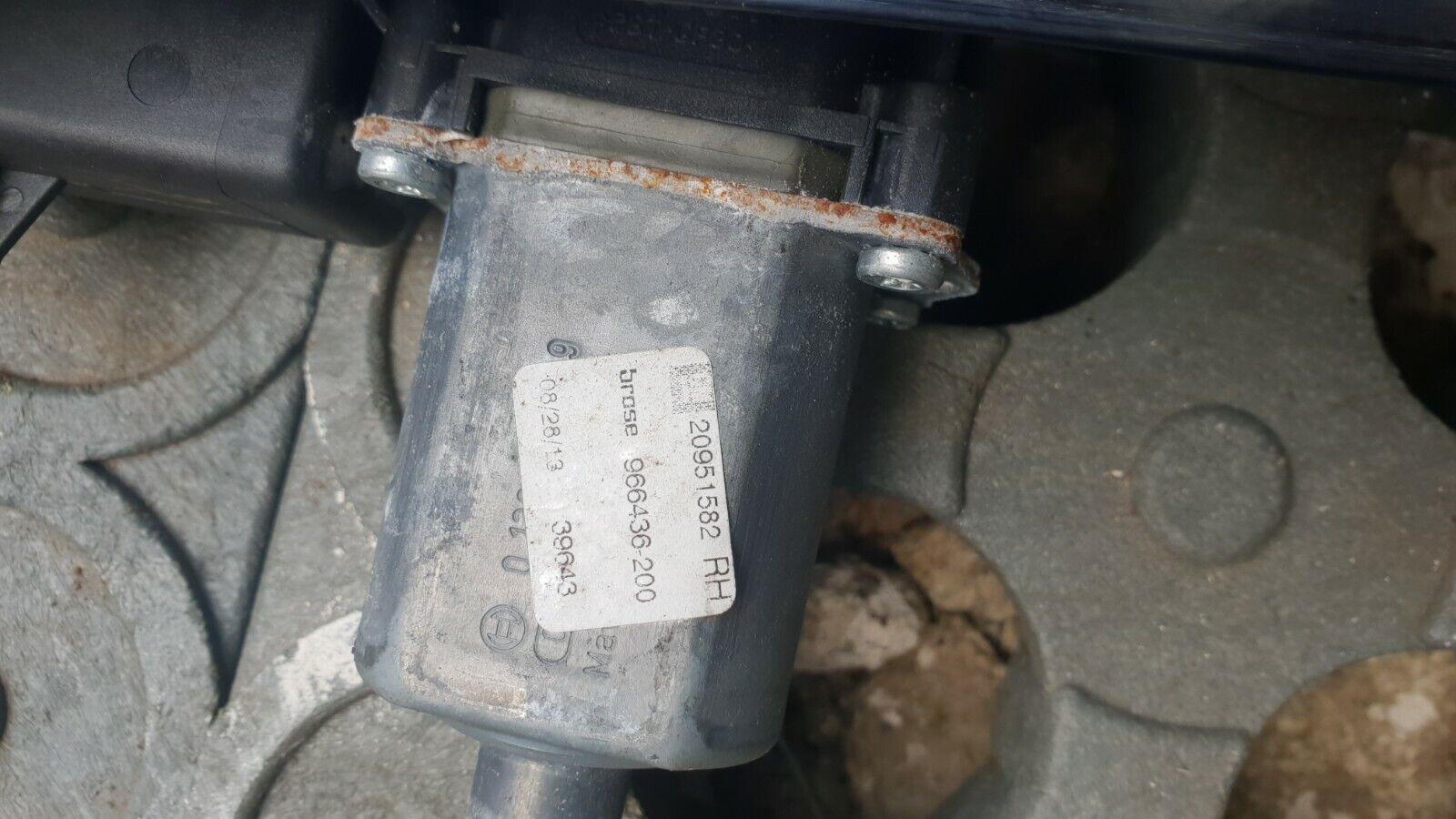 Vauxhall Adam / Corsa 2013 O/S Front (Drivers) Window Regulator + Motor 20951582 - Image 4