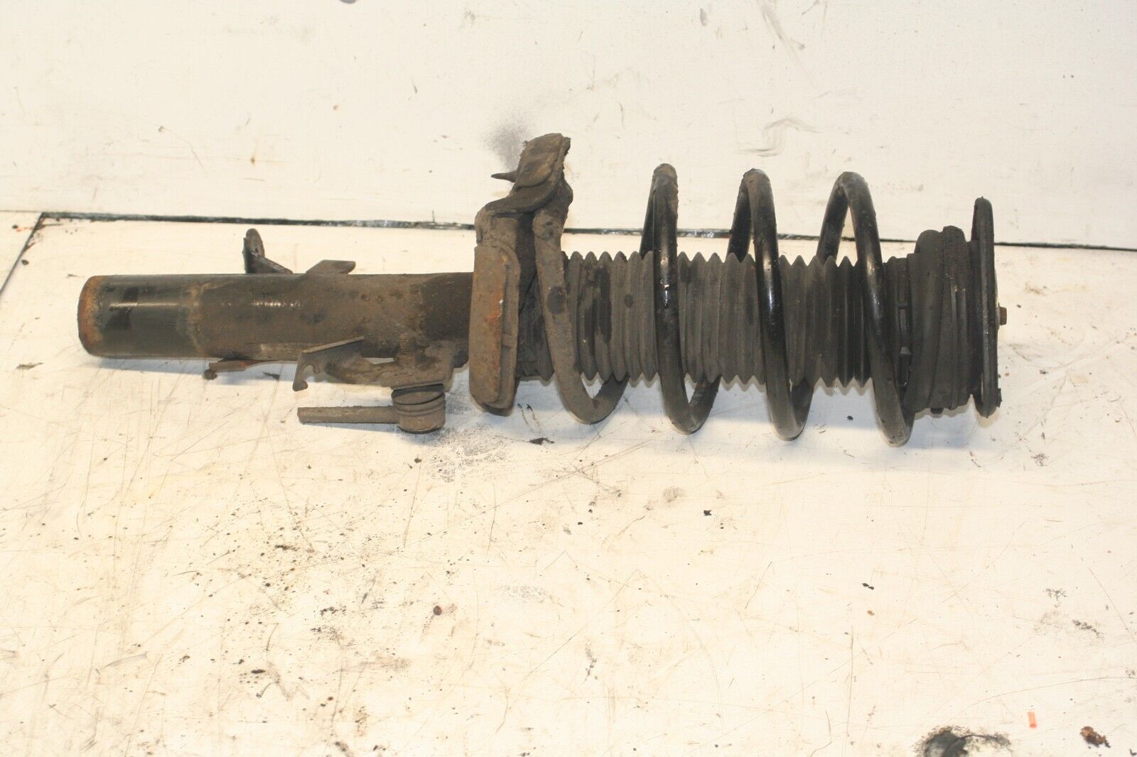 2014 FORD FOCUS MK3. PASSENGER SIDE FRONT SUSPENSION UNIT - Image 2
