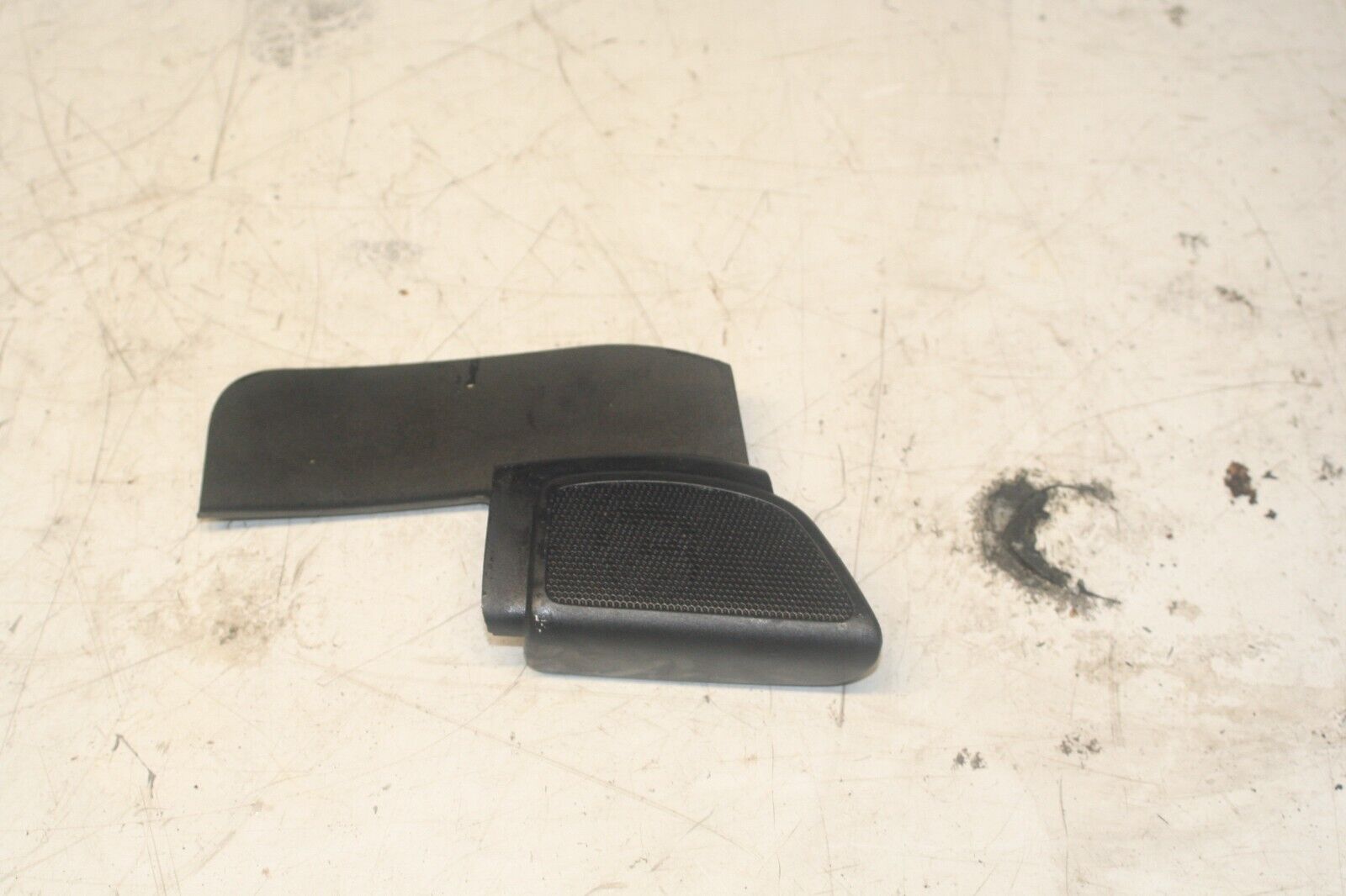 2014 FORD FOCUS MK3. DOOR TWEETER COVER BM51-18C862-A - Image 2