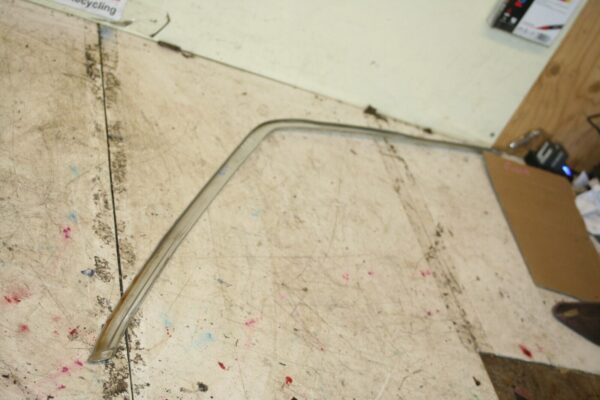1988 BMW 525 E28. CHROME TRIM OFF SIDE FRONT GUTTER - Image 2