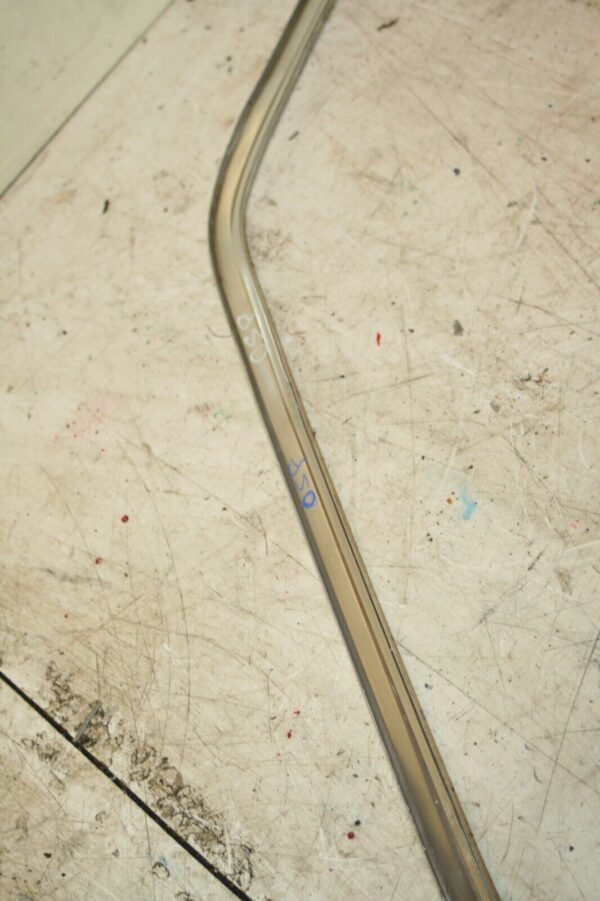 1988 BMW 525 E28. CHROME TRIM OFF SIDE FRONT GUTTER - Image 3