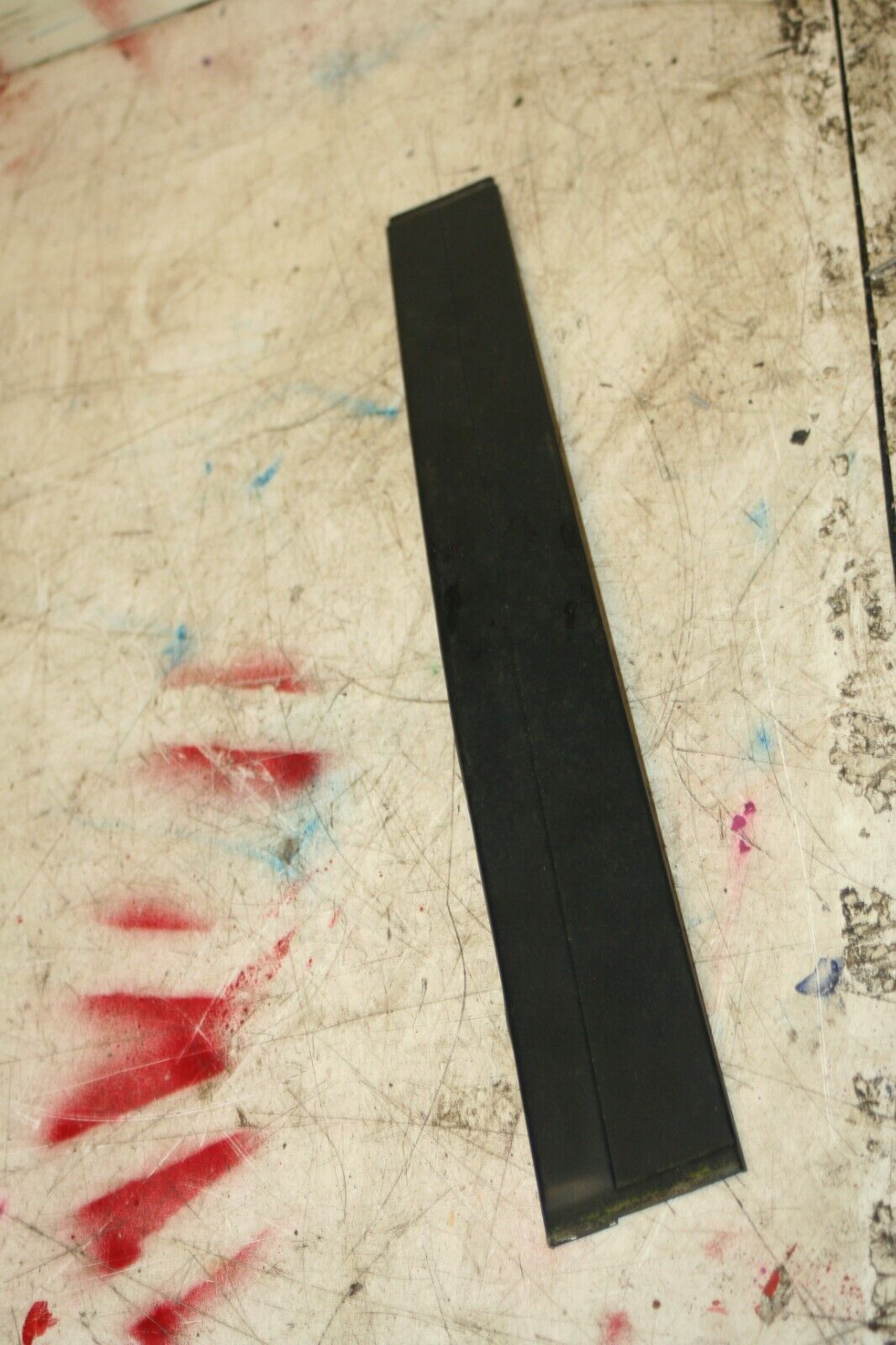 1988 BMW 525 E28. NEAR SIDE FRONT DOOR PILLAR GLASS WINDOW TRIM