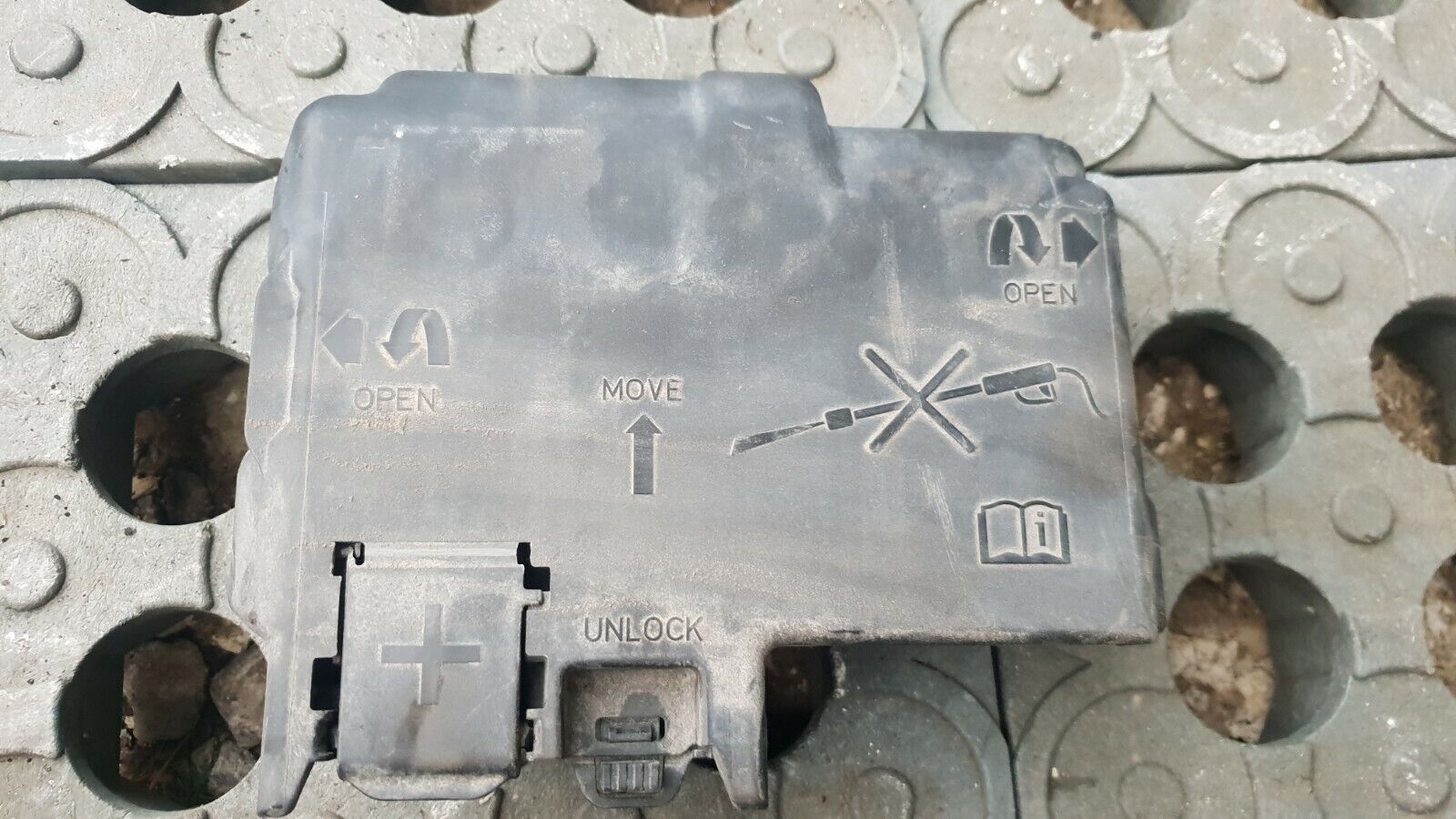 Vauxhall Adam / Corsa 2013 1.4 Petrol 87BHP Battery Positive Fuse Box 525230582