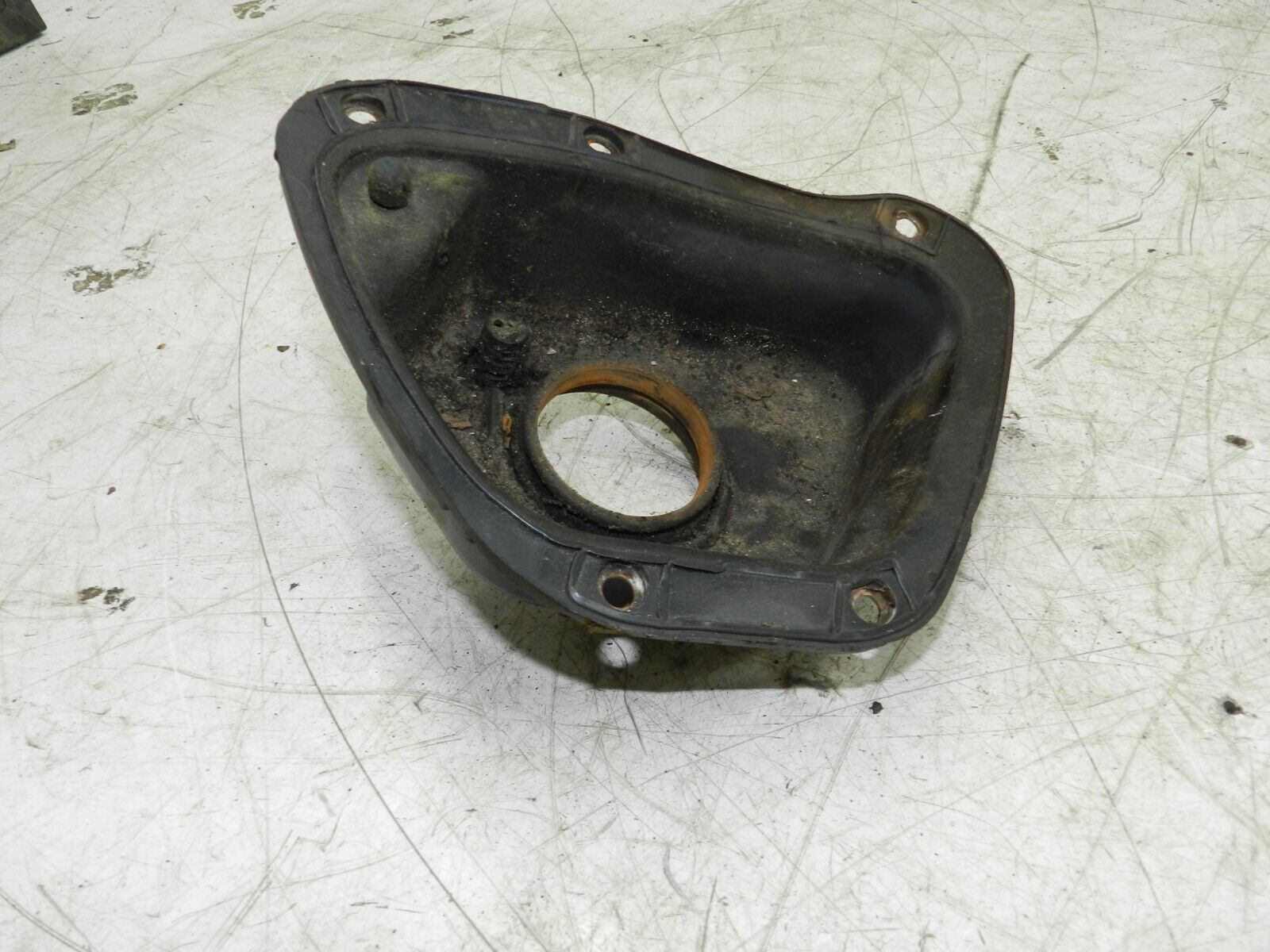 134. 1997-2002 JAGUAR XJ8. FUEL CAP SURROUND RUBBER - Image 3