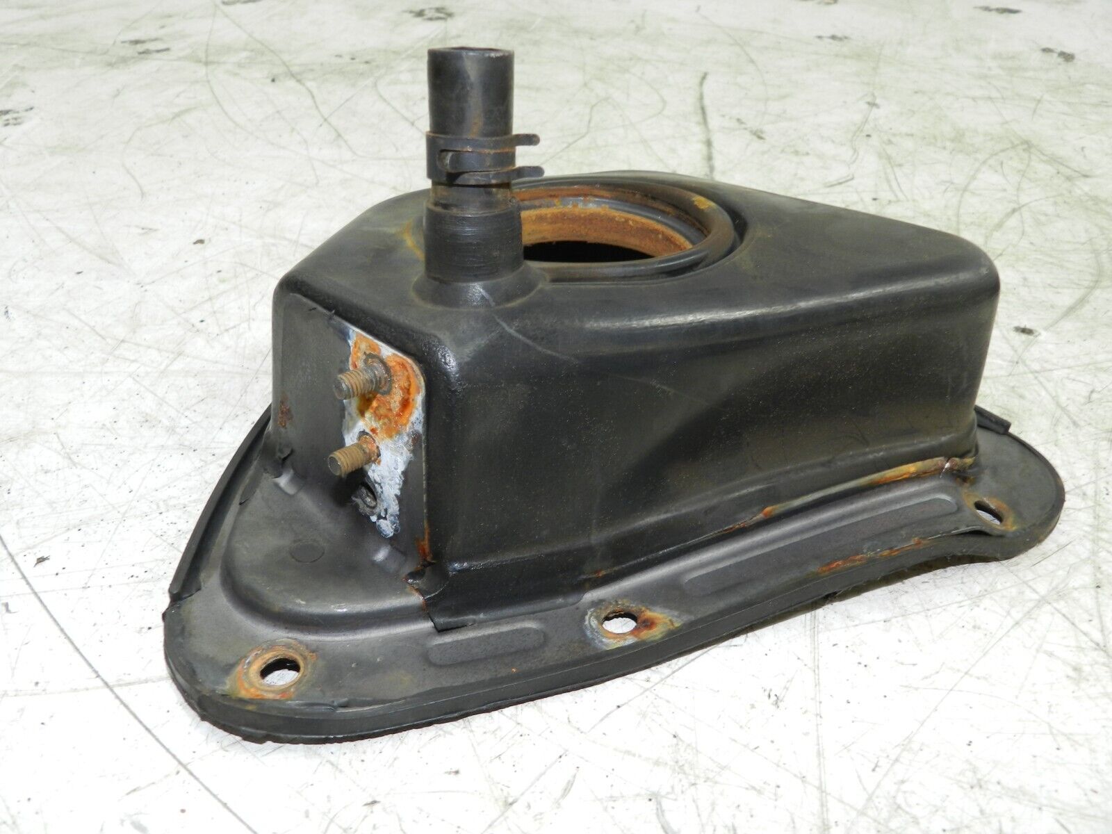 134. 1997-2002 JAGUAR XJ8. FUEL CAP SURROUND RUBBER - Image 4