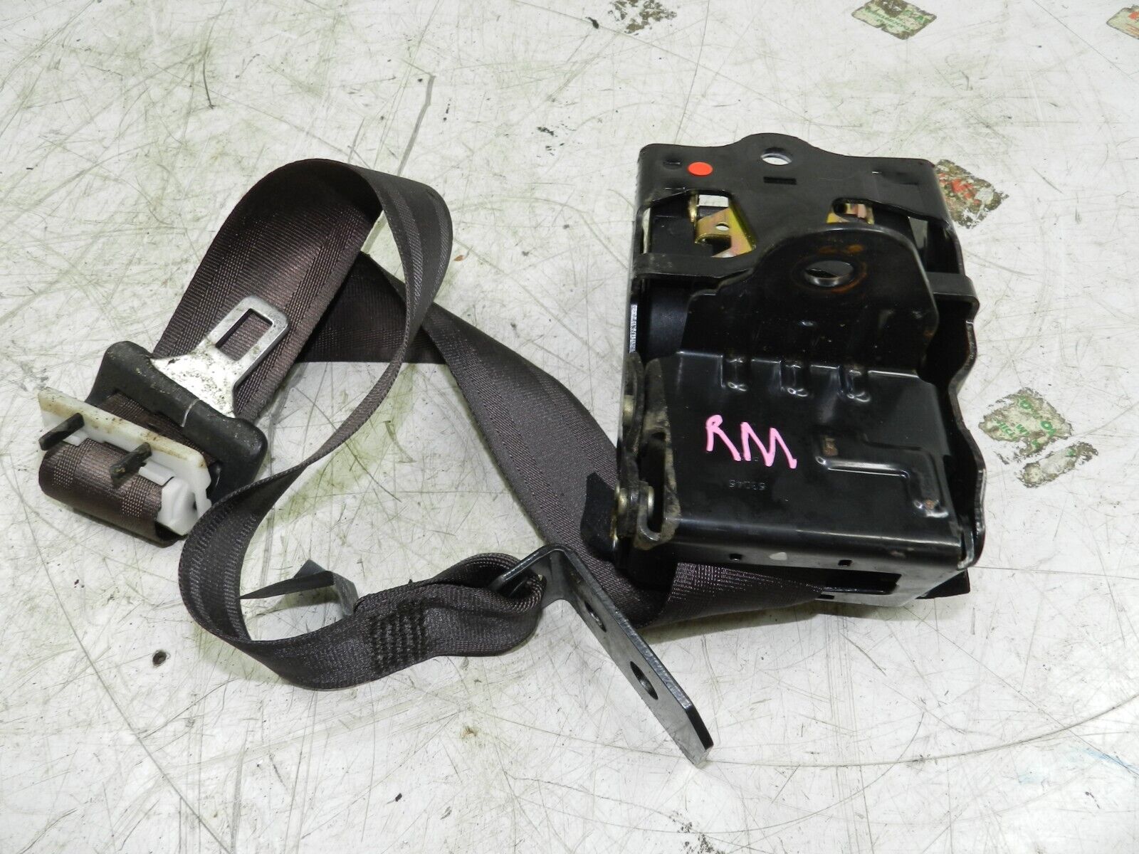 134. 1997-2002 JAGUAR XJ8. MIDDLE SIDE REAR SEAT BELT