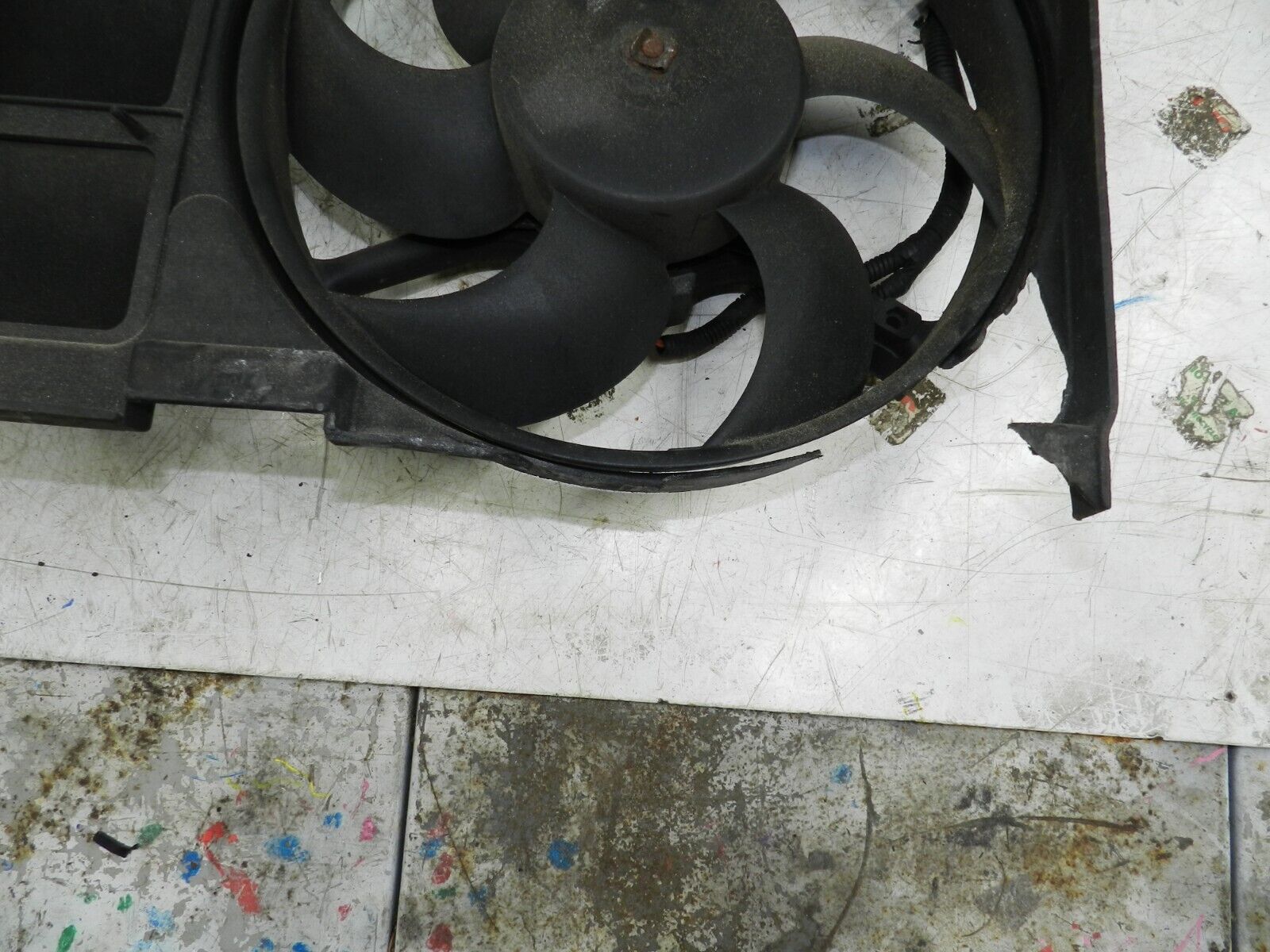 134. 1997-2002 JAGUAR XJ8. RADIATOR COOLING FANS BROKEN SURROUND - Image 2