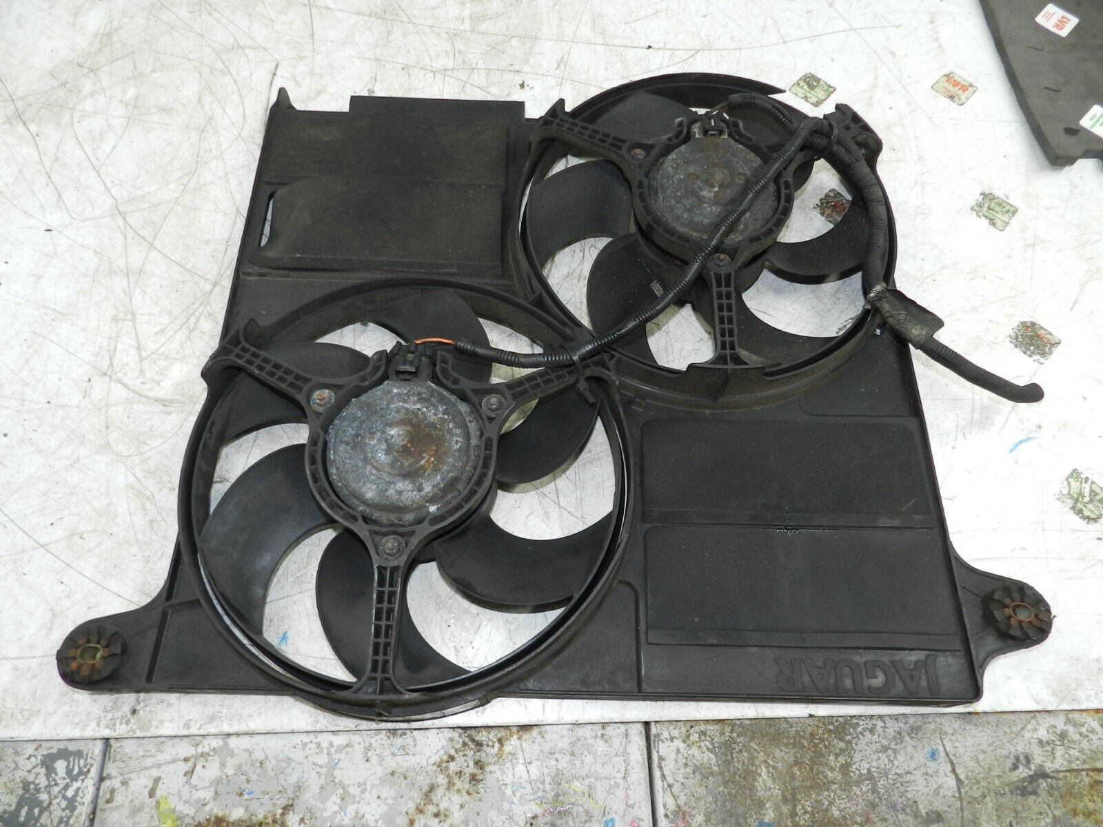 134. 1997-2002 JAGUAR XJ8. RADIATOR COOLING FANS BROKEN SURROUND - Image 4