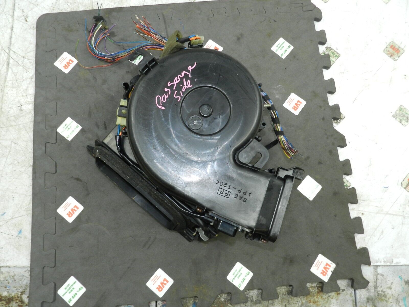 134. 1997-2002 JAGUAR XJ8. PASSENGER SIDE HEATER BLOWER FAN MOTOR