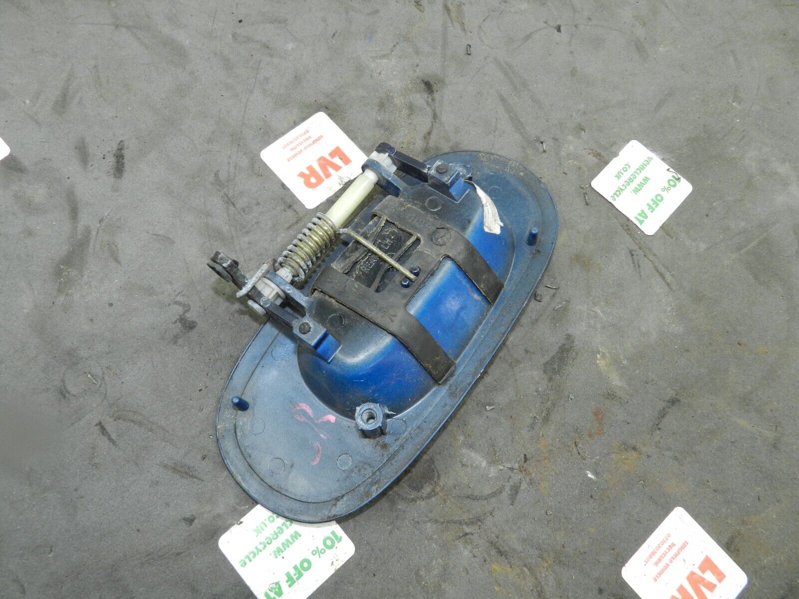 134. 1997-2002 JAGUAR XJ8. OUTER EXTERNAL DOOR HANDLE IN BLUE - Image 2