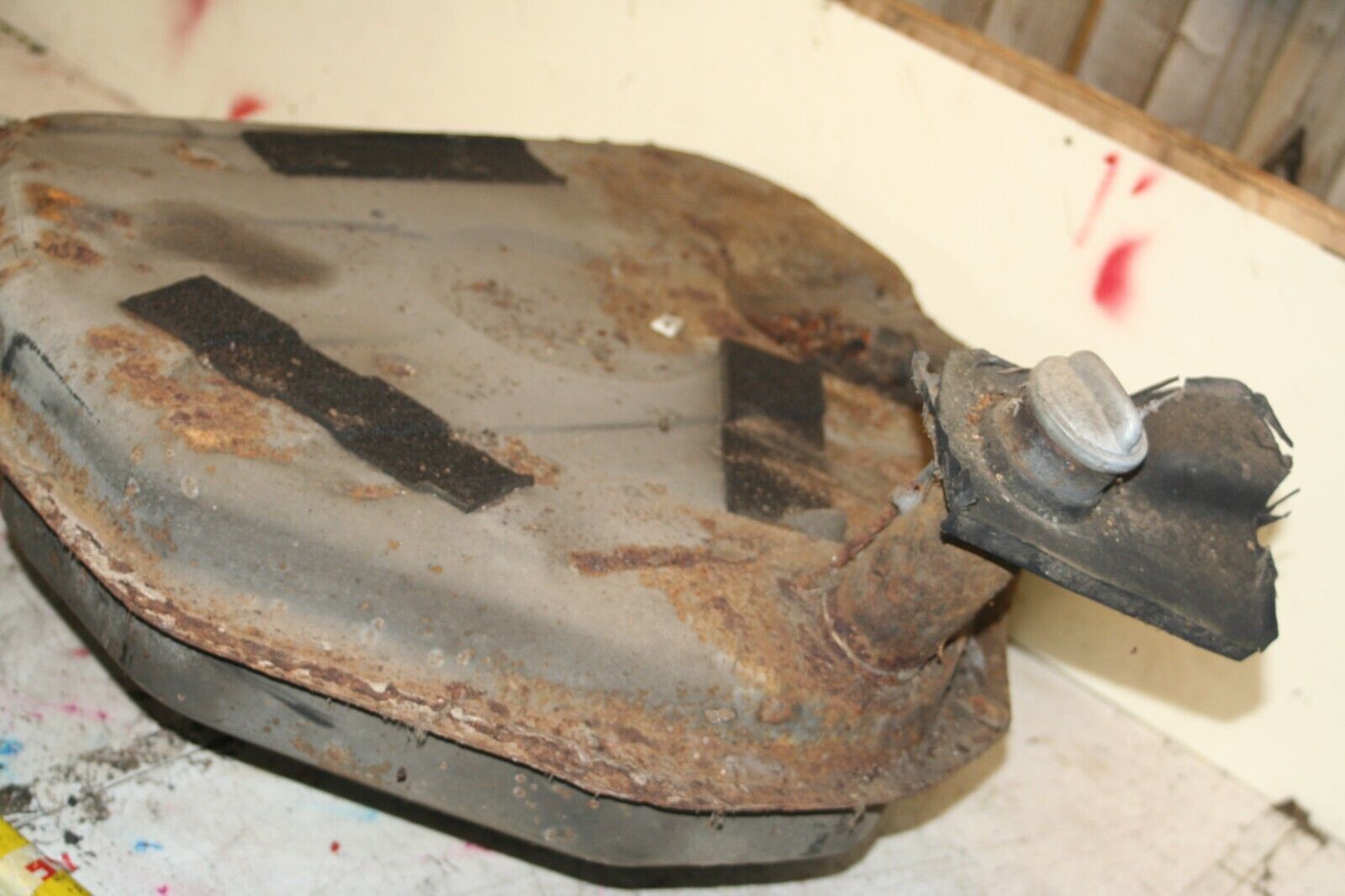 1988 BMW 525 E28. FUEL TANK