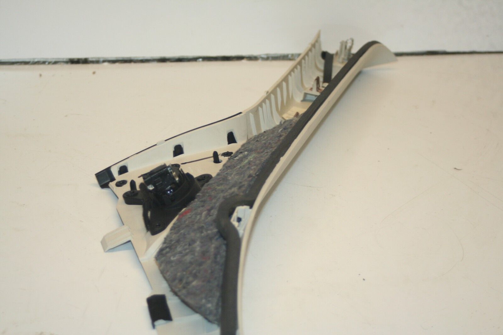 2016 FORD KUGA MK2. DRIVER SIDE A PILLAR TRIM - Image 2