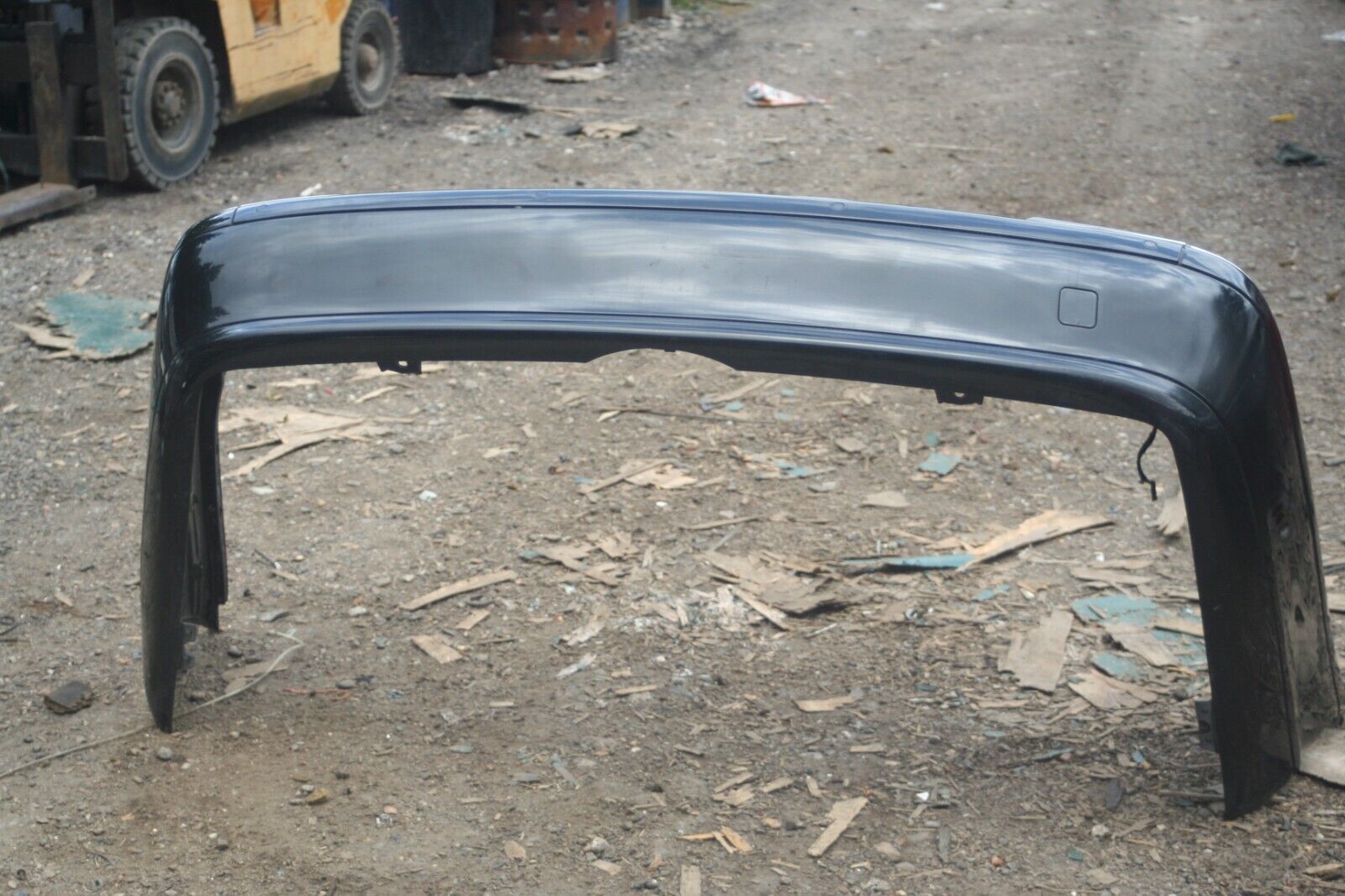 2005 MERCEDES S CLASS W220. REAR BUMPER IN BLACK - Image 2
