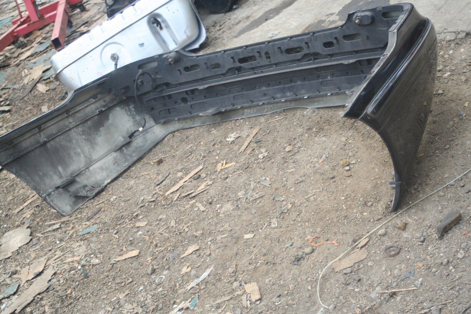 2005 MERCEDES S CLASS W220. REAR BUMPER IN BLACK - Image 9