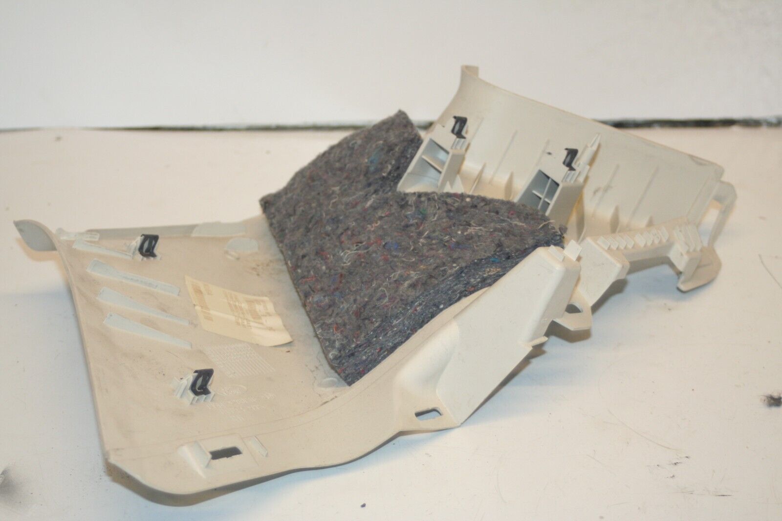 2016 FORD KUGA MK2. DRIVER SIDE REAR PILLAR TRIM - Image 3