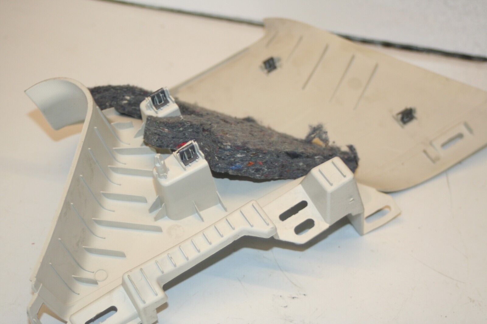 2016 FORD KUGA MK2. PASSENGER SIDE REAR PILLAR TRIM - Image 2