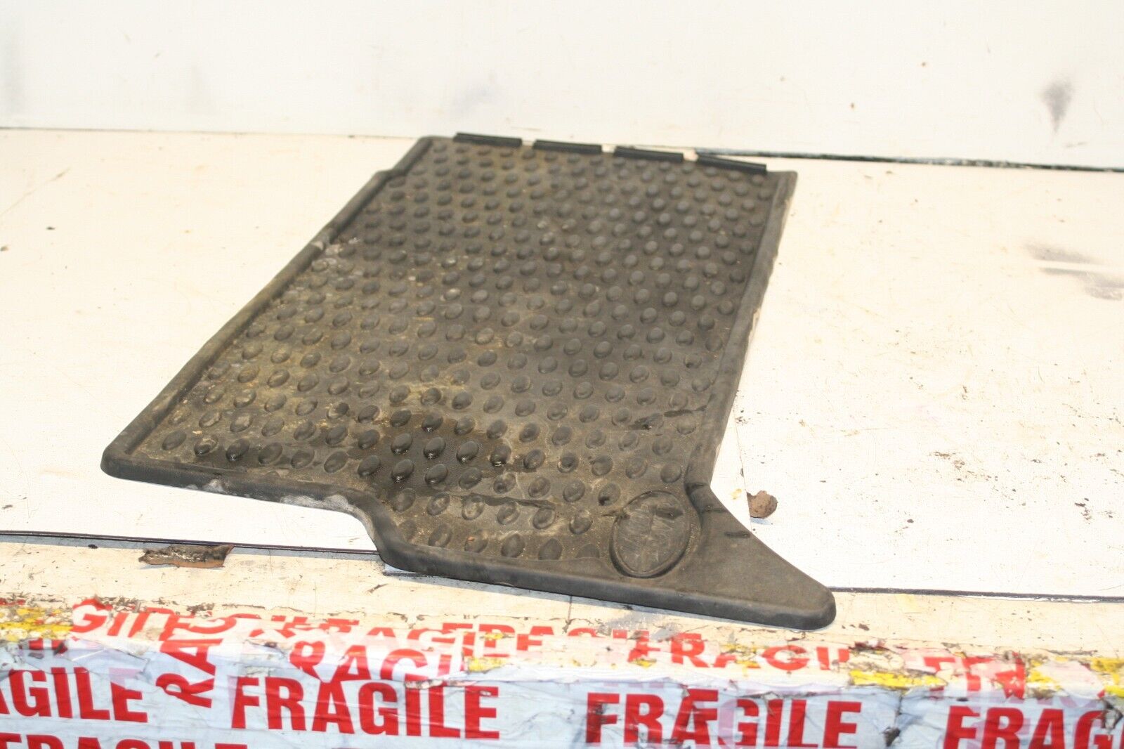 2001 LAND ROVER DISCOVERY 2 TD5. REAR RUBBER FLOOR MAT SECTION