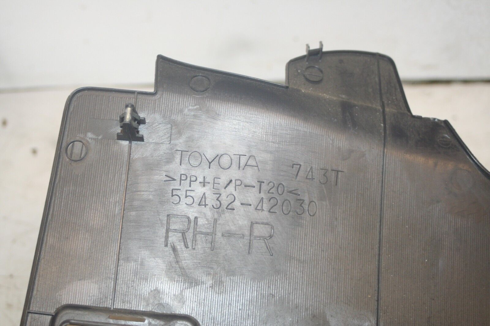 (98) TOYOTA RAV 4 MK1. DASH LOWER PLASTIC TRIM 55432-42030 - Image 4