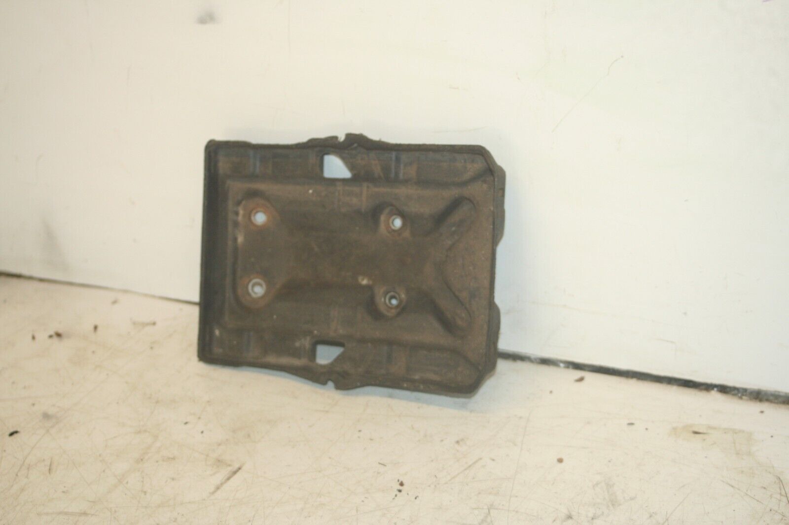 (98) TOYOTA RAV 4 MK1. BATTERY TRAY - Image 2