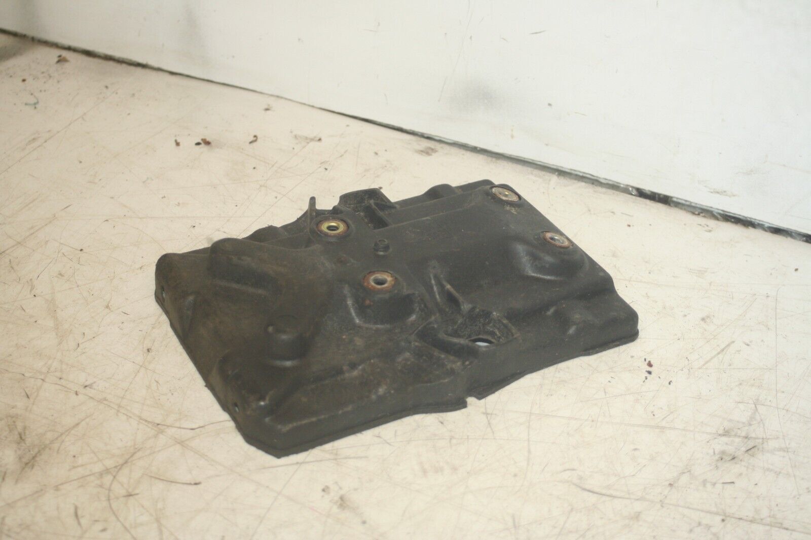 (98) TOYOTA RAV 4 MK1. BATTERY TRAY - Image 3