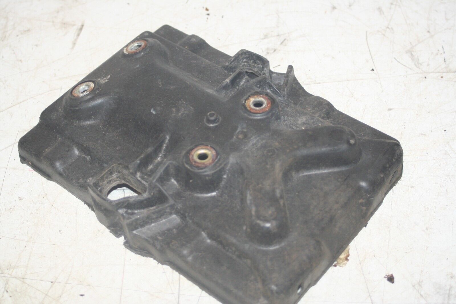 (98) TOYOTA RAV 4 MK1. BATTERY TRAY - Image 4