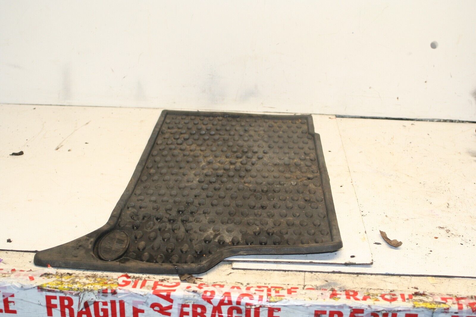 2001 LAND ROVER DISCOVERY 2 TD5. REAR RUBBER FLOOR MAT SECTION