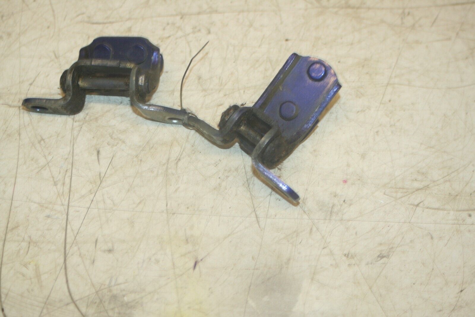 (98) TOYOTA RAV 4 MK1. PASSENGER SIDE REAR DOOR HINGES - Image 2