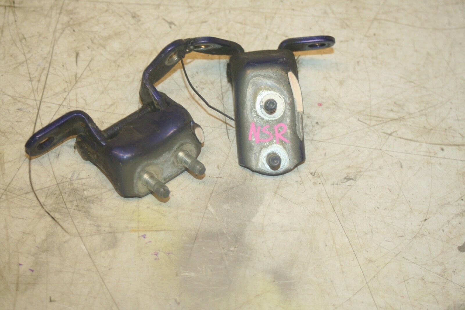 (98) TOYOTA RAV 4 MK1. PASSENGER SIDE REAR DOOR HINGES - Image 4