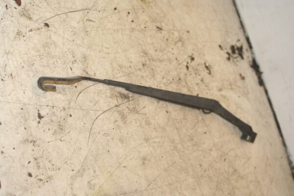 2004 LEXUS IS200. WIPER ARM - Image 2