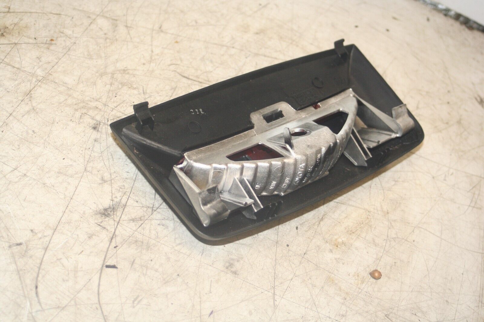 2004 LEXUS IS200. 3RD HIGH LEVEL BRAKE LIGHT - Image 3