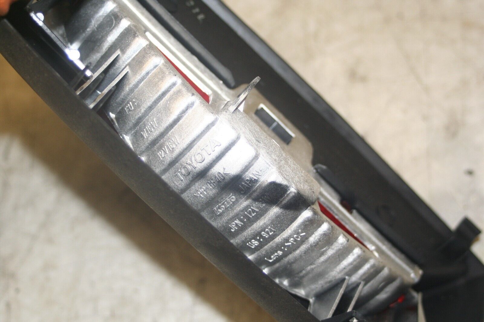 2004 LEXUS IS200. 3RD HIGH LEVEL BRAKE LIGHT - Image 4