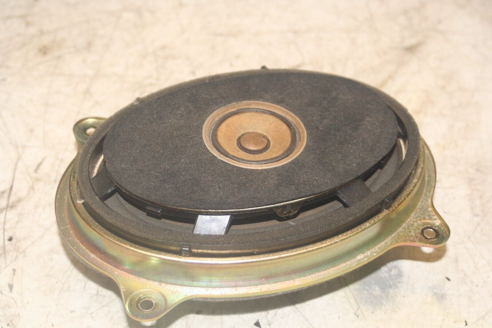 2004 LEXUS IS200. PARCEL SHELF SPEAKER