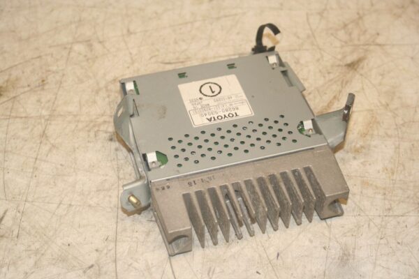 2004 LEXUS IS200. 86280-53040 AUDIO AMPLIFIER - Image 3