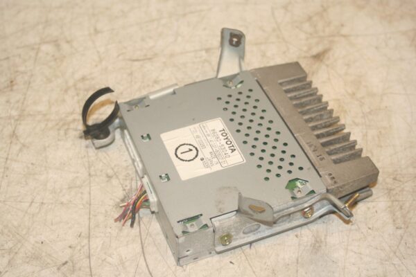 2004 LEXUS IS200. 86280-53040 AUDIO AMPLIFIER - Image 4