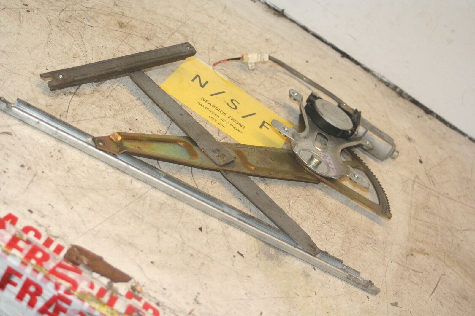 2004 LEXUS IS200. PASSENGER SIDE FRONT WINDOW REGULATOR - Image 2