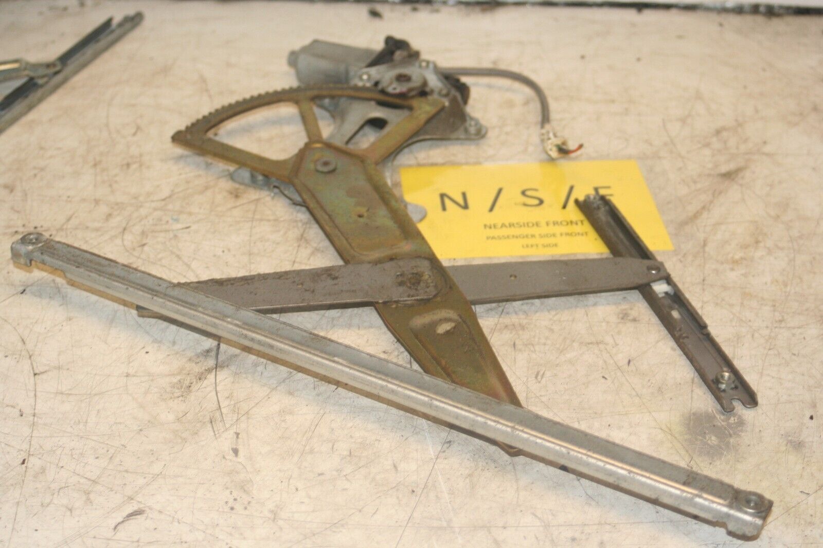 2004 LEXUS IS200. PASSENGER SIDE FRONT WINDOW REGULATOR - Image 3