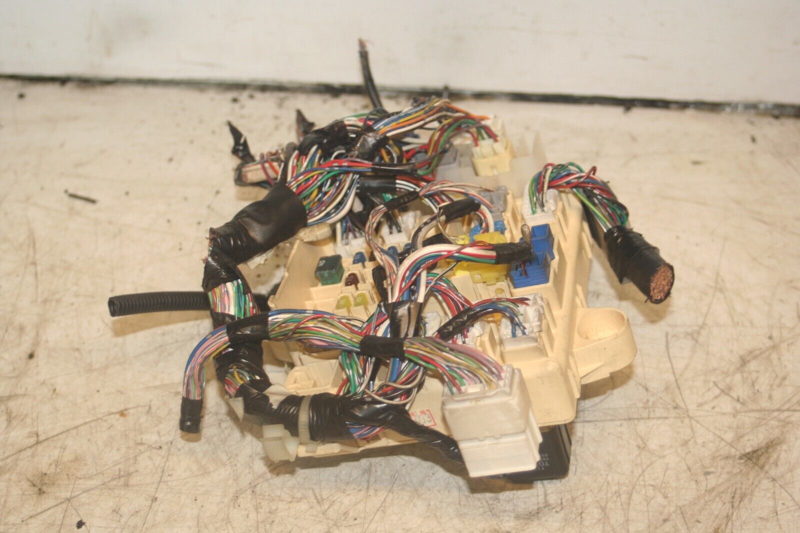 2004 LEXUS IS200. FUSE BOX BOARD - Image 2