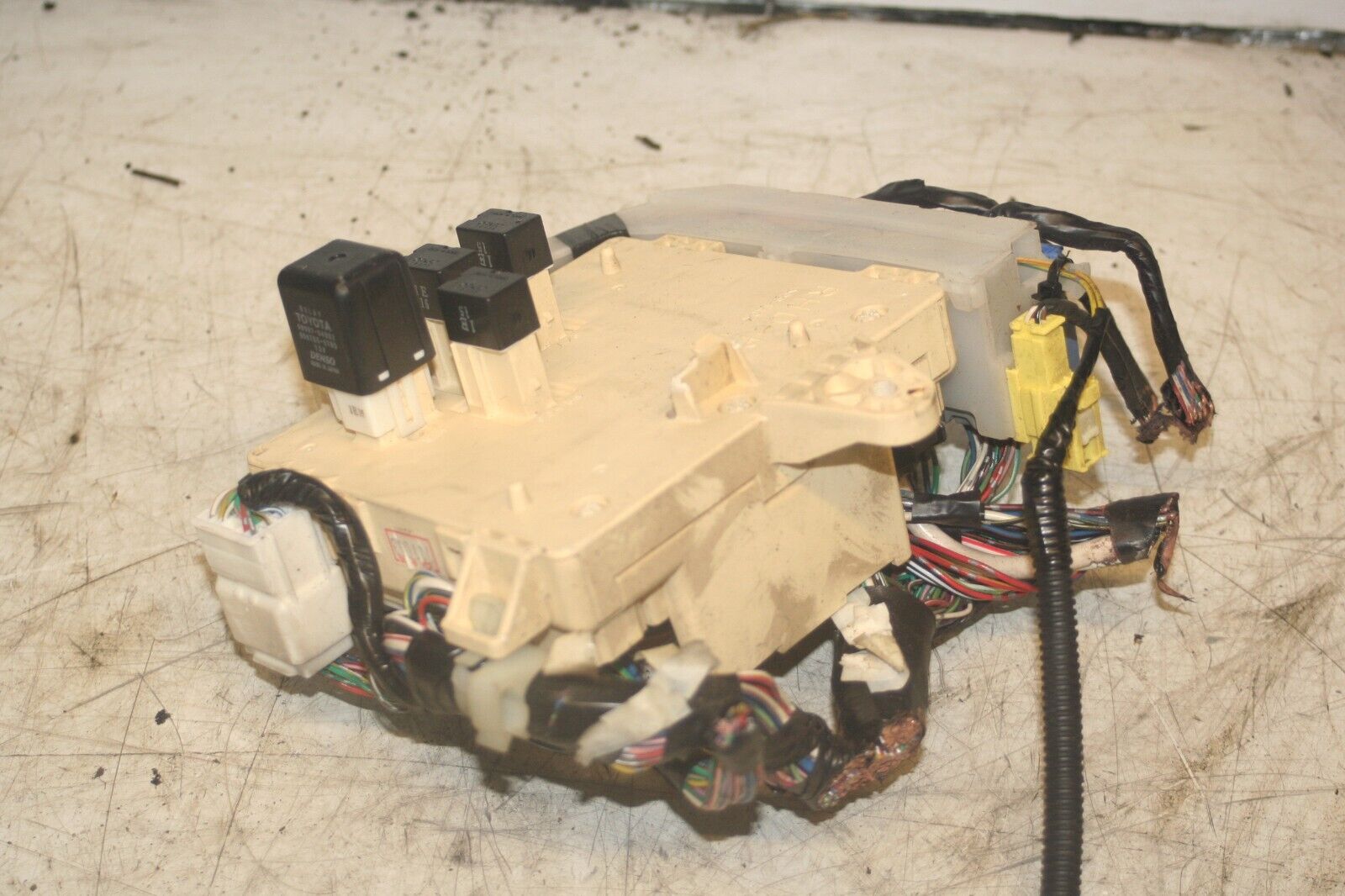 2004 LEXUS IS200. FUSE BOX BOARD - Image 3