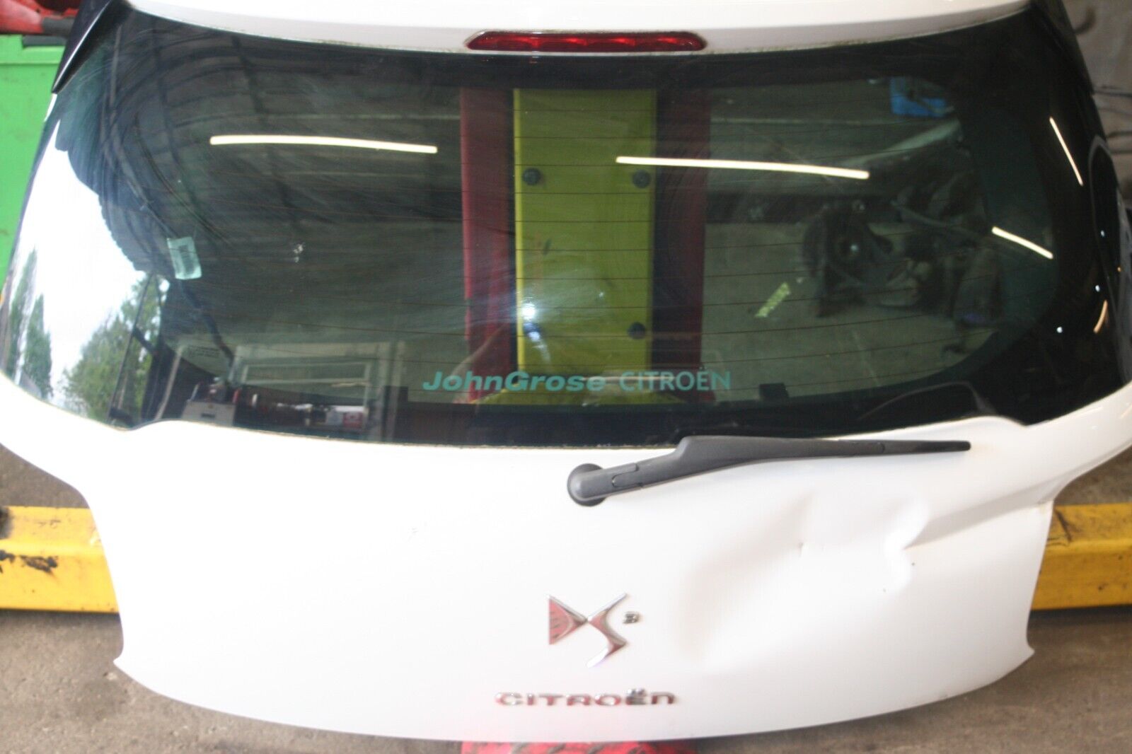 2010 CITROEN DS3. BOOT LID TAIL GATE IN WHITE DENTED COMPLETE - Image 2