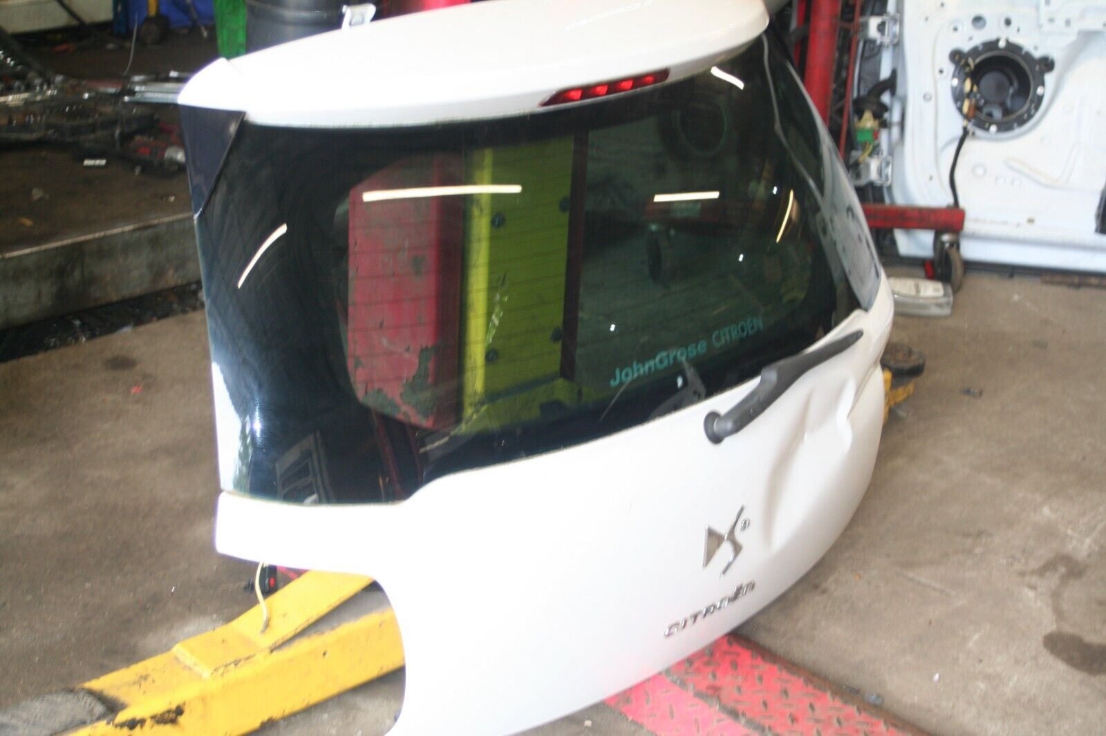 2010 CITROEN DS3. BOOT LID TAIL GATE IN WHITE DENTED COMPLETE - Image 3