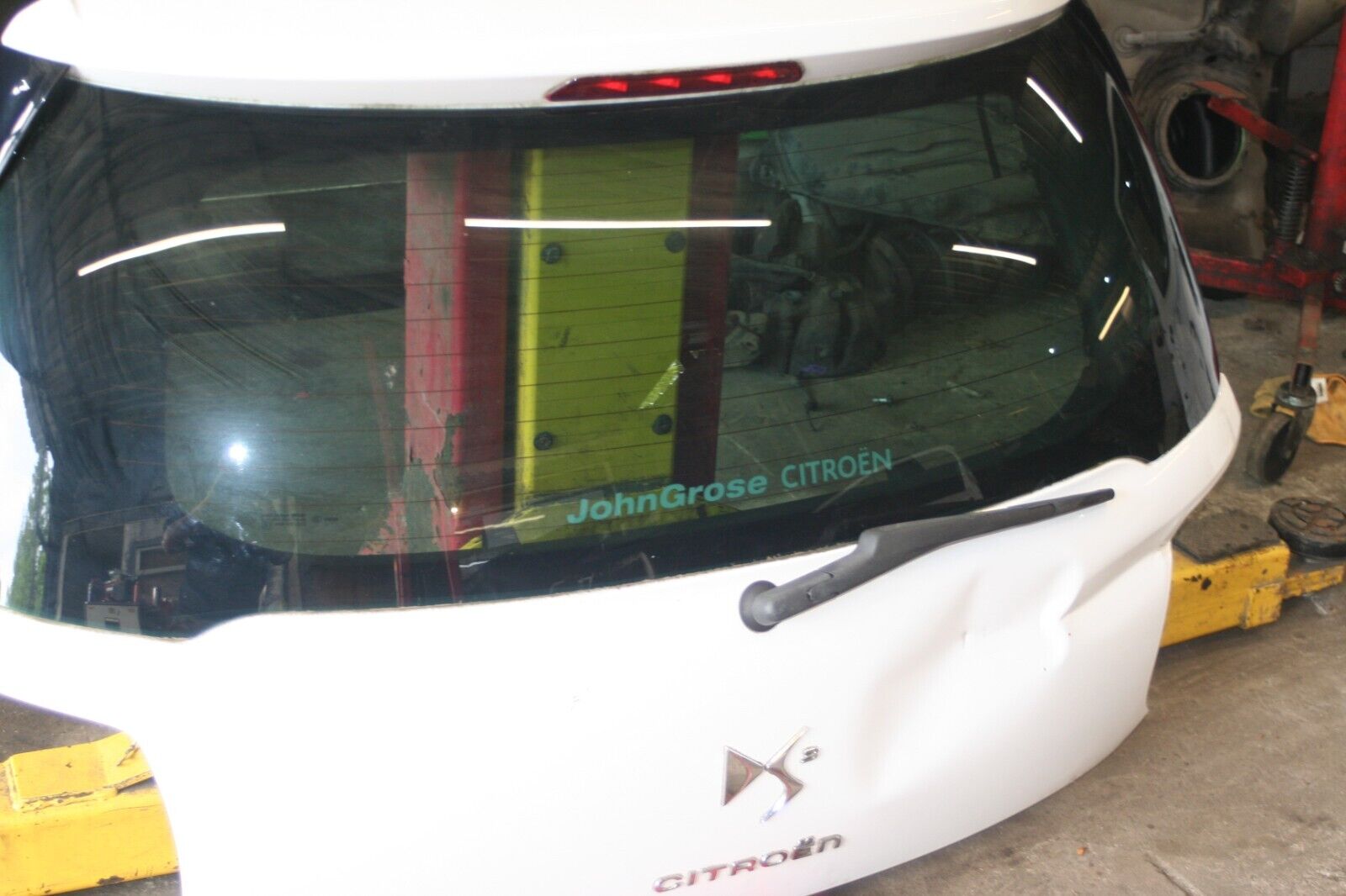 2010 CITROEN DS3. BOOT LID TAIL GATE IN WHITE DENTED COMPLETE - Image 4